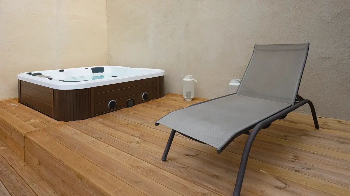 hot-tub-beside-the-black-chair-on-the-wooden-floor-in-tacoma-wa